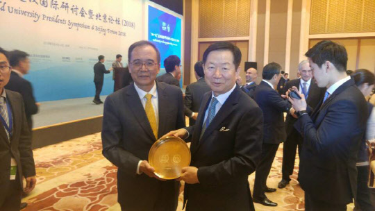 서울대학교는 성낙인 총장이 지난 4·5일 중국 베이징에서 열린 베이징대 주최 베이징포럼과 베이징대 개교 120주년 기념행사에 초청돼 참석했다고 밝혔다. 베이징대 120주년 기념행사에는 한국 미국 일본 유럽 등 세계 260여 개 주요대학의 총장과 중국 정부 주요인사가 참석했다. 성낙인 서울대 총장(오른쪽)이 린지엔화 베이징대 총장과 서울대-베이징대 교류패를 들고 기념촬영을 하고 있다. 서울대 제공